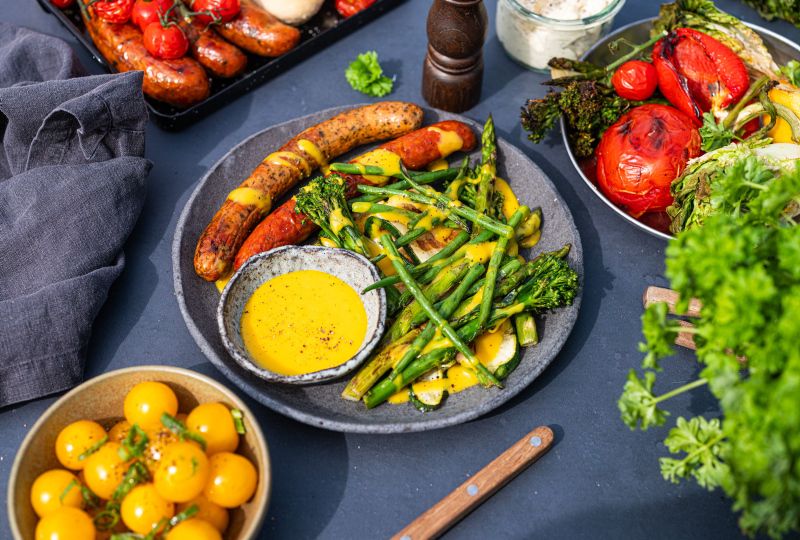 Grillede grønnsaker og pølser