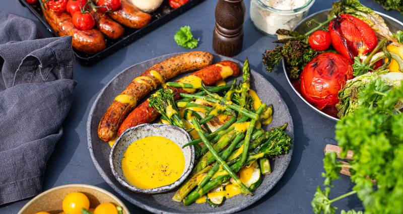 Grillede grønnsaker og pølser