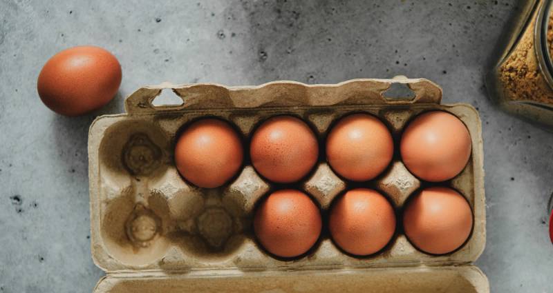 Kartong med brune egg