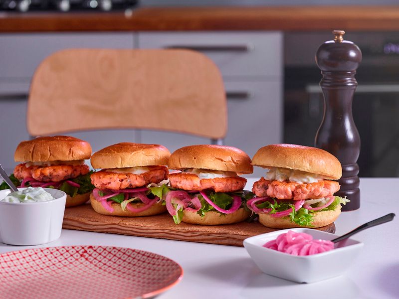 Fire fiskeburgere på en fjøl