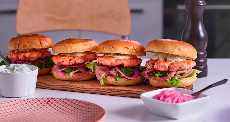 Fire fiskeburgere på en fjøl