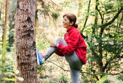 Voksen dame tøyer ut