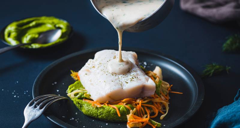 Fiskesaus som helles over fisken