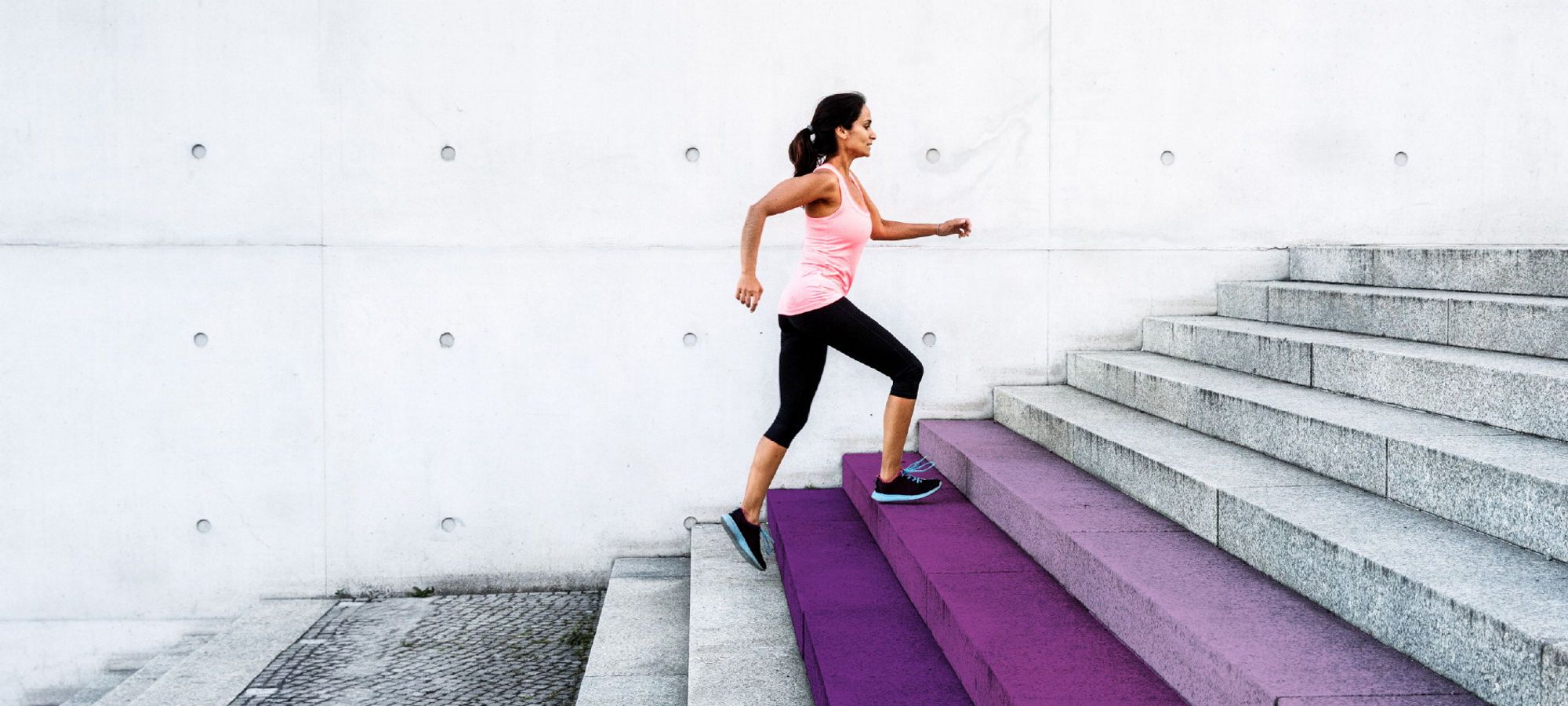 Dame løper opp en trapp