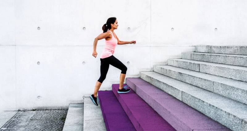 Dame løper opp en trapp