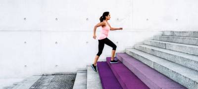 Dame løper opp en trapp