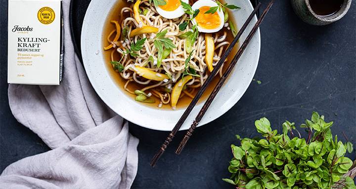 Ramen laget med kyllingkraft