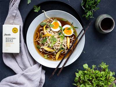 Ramen laget med kyllingkraft