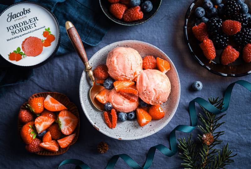 Is og jordbær i skål