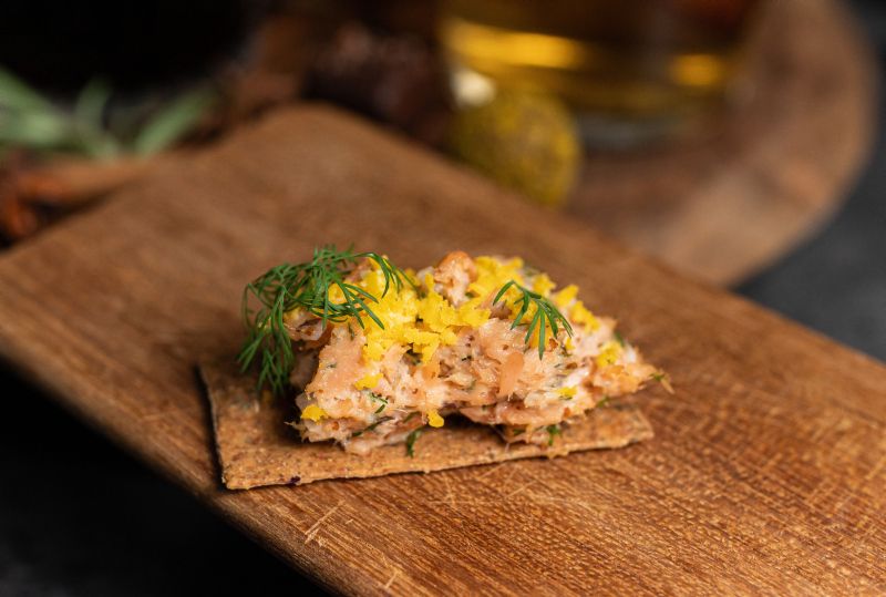 Ørret på kjeks som smårett til jul