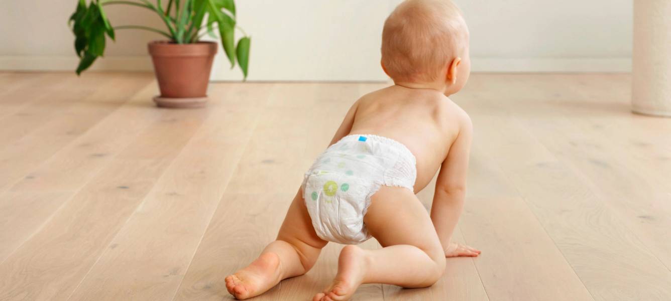 Baby krabber på gulvet