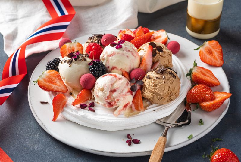 Dessertskål med pavlova og flere typer iskrem fra Jacobs Utvalgte
