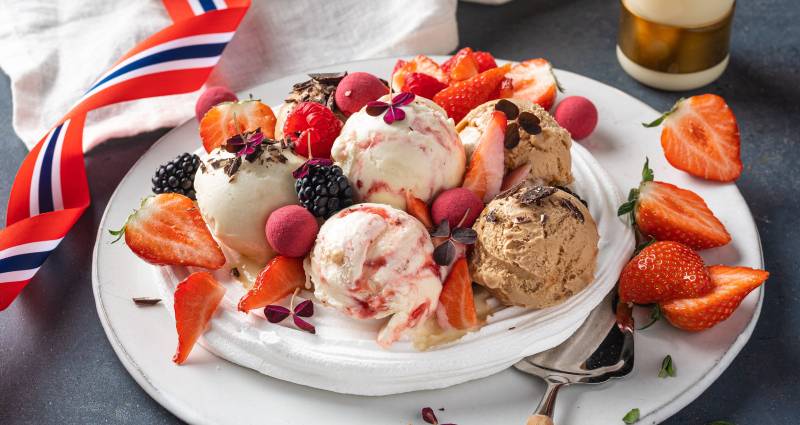 Dessertskål med pavlova og flere typer iskrem fra Jacobs Utvalgte