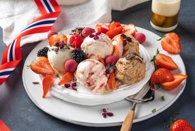 Dessertskål med pavlova og flere typer iskrem fra Jacobs Utvalgte