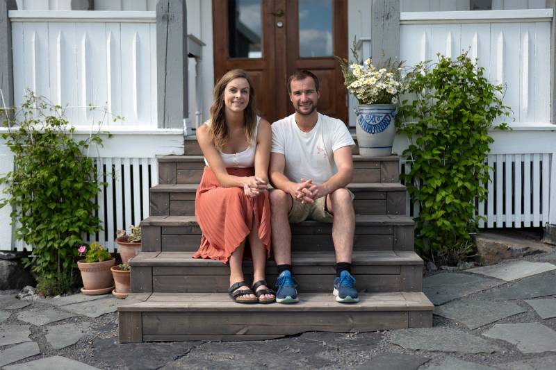Bernt og Johanne sitter på trappa på Skoug Gård