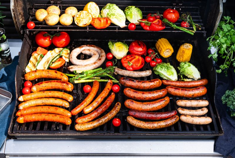 Pølser og grønnsaker på grillen