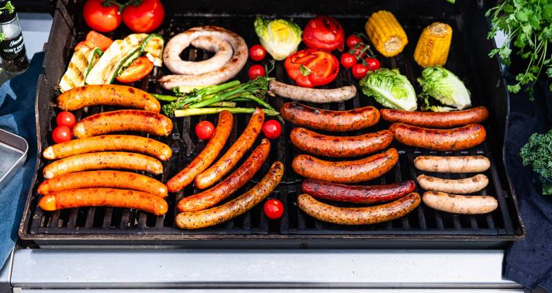 Pølser og grønnsaker på grillen