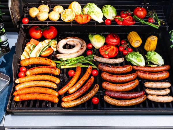 Pølser og grønnsaker på grillen