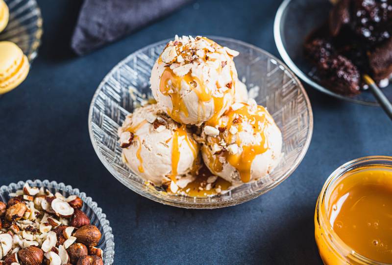 Hasselnøttis med mango- og pasjonssaus