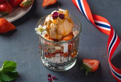 Marengs og iskrem i glass