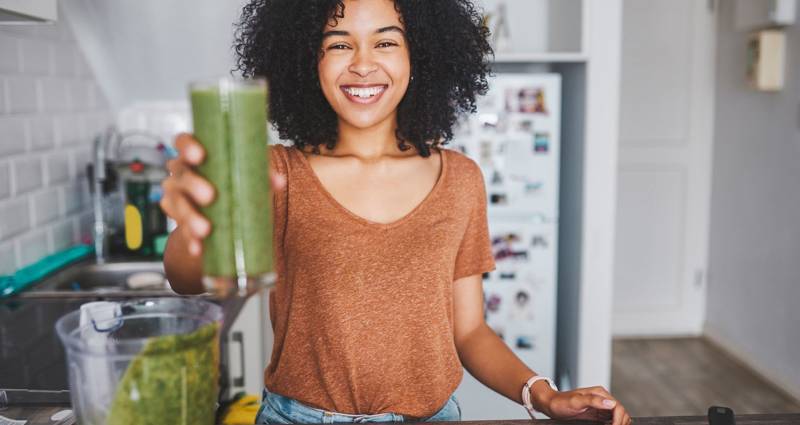Dame byr på en grønnsakssmoothie