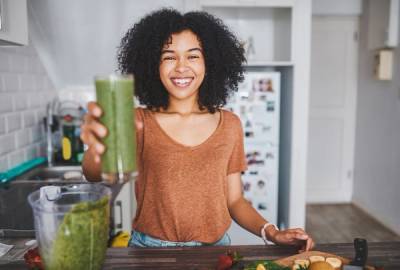 Dame byr på en grønnsakssmoothie