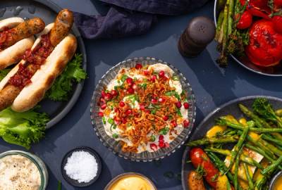 Potetsalat i skål tilbehør til Jacobs Utvalgte pølser i brød