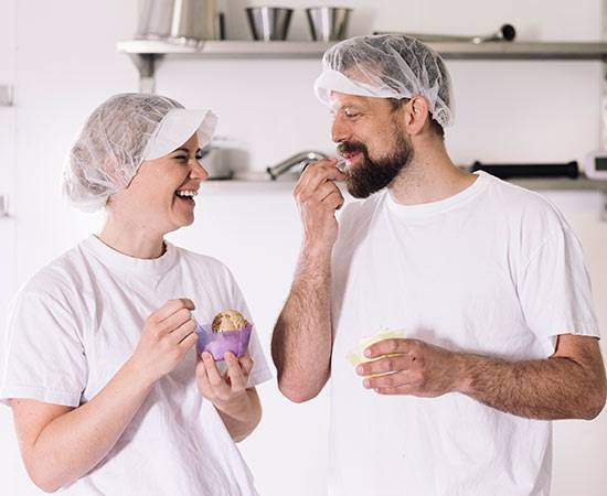 Mann og dame kvalitetstester iskrem