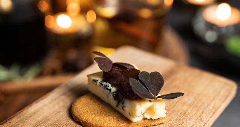 Smårett til gløgg blåmuggost på pepperkake