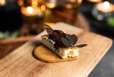 Smårett til gløgg blåmuggost på pepperkake