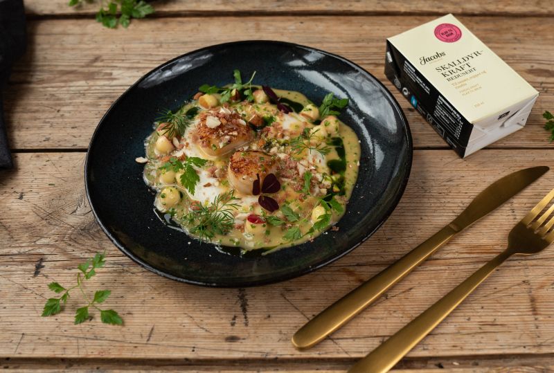 Kamskjell med saus laget av skalldyrkraft fra Jacobs Utvalgte