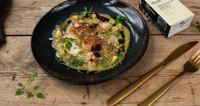 Kamskjell med saus laget av skalldyrkraft fra Jacobs Utvalgte