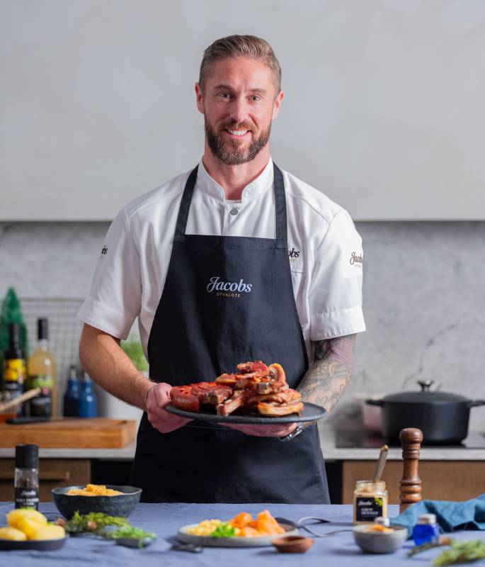 David Jonsson holder fat med pinnekjøtt