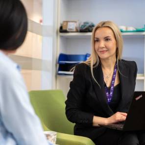 To kollegaer på kontoret