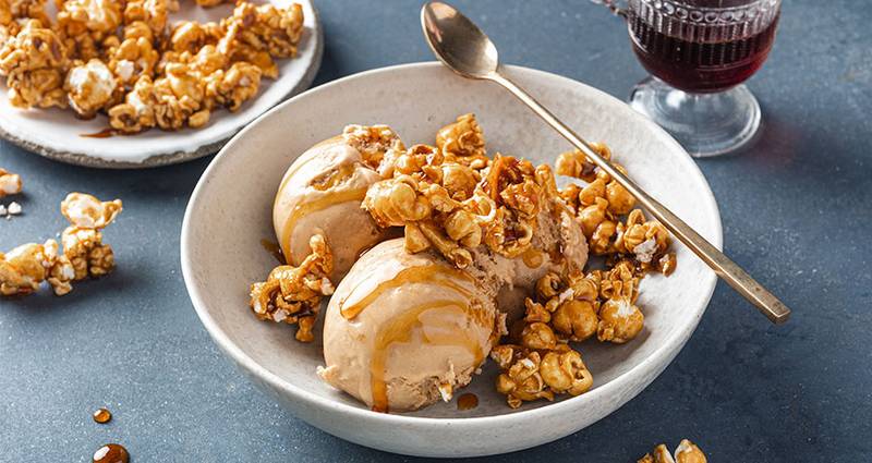 Karamellisert iskrem med popcorn
