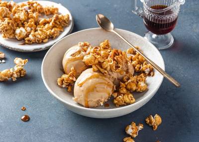 Karamellisert iskrem med popcorn