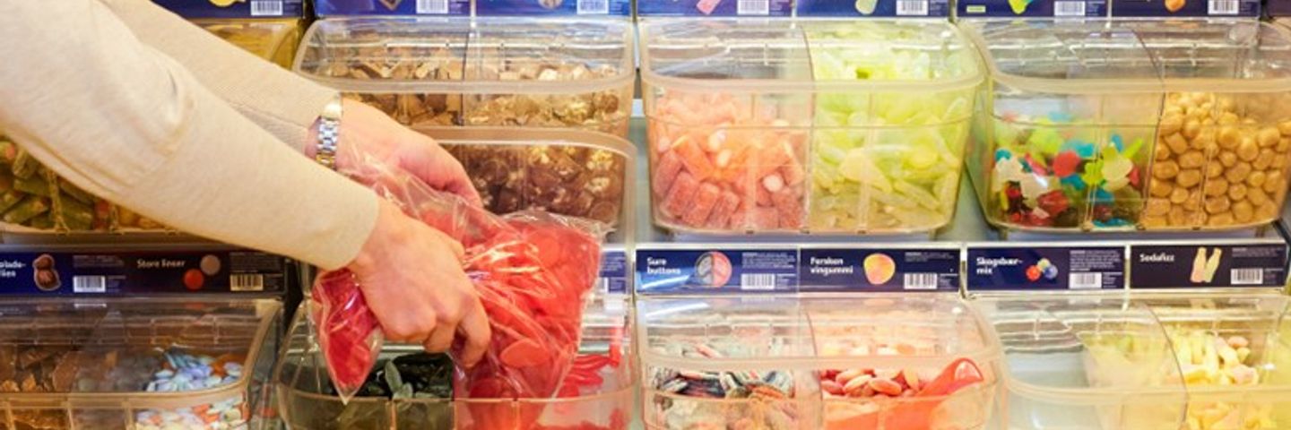 Snop Smågodt- Harde plastbokser til tynne plastposer i esker. Plastreduksjon på ca. 250 tonn/år.  Snop Smågodt- Harde plastbokser til tynne plastposer i esker. Plastreduksjon på ca. 250 tonn/år.