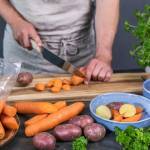 Mann kutter grønnsaker