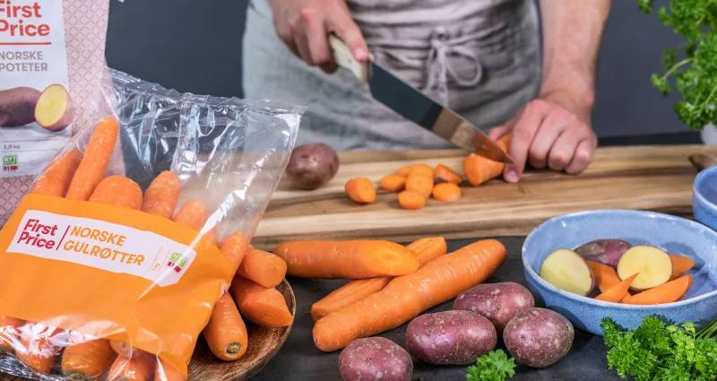 Mann kutter grønnsaker