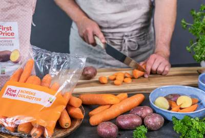 Mann kutter grønnsaker