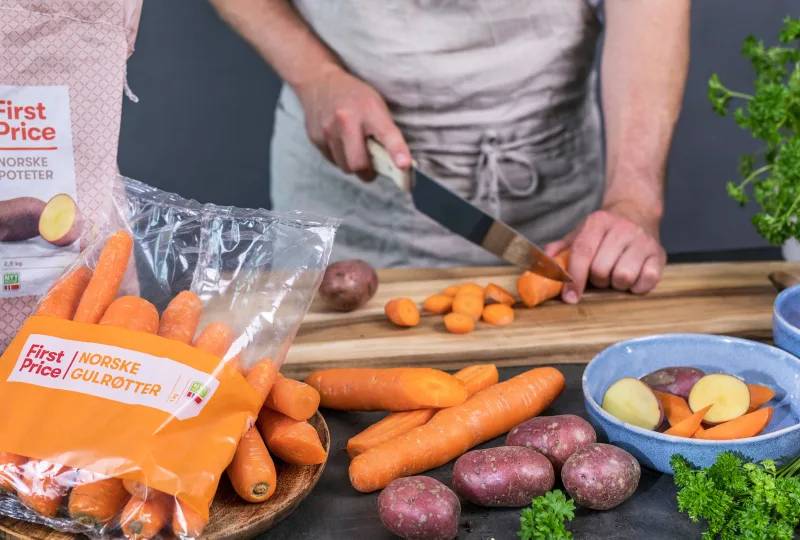 Mann kutter grønnsaker