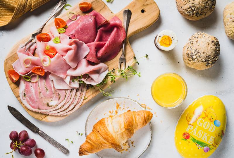 Påskefrokost med egg, juice og pålegg fra Jacobs Utvalgte