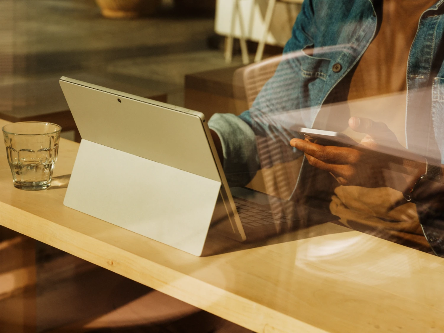 A person using BankID from a tablet.
