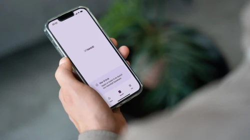 En hånd holder en mobil med BankID-appen