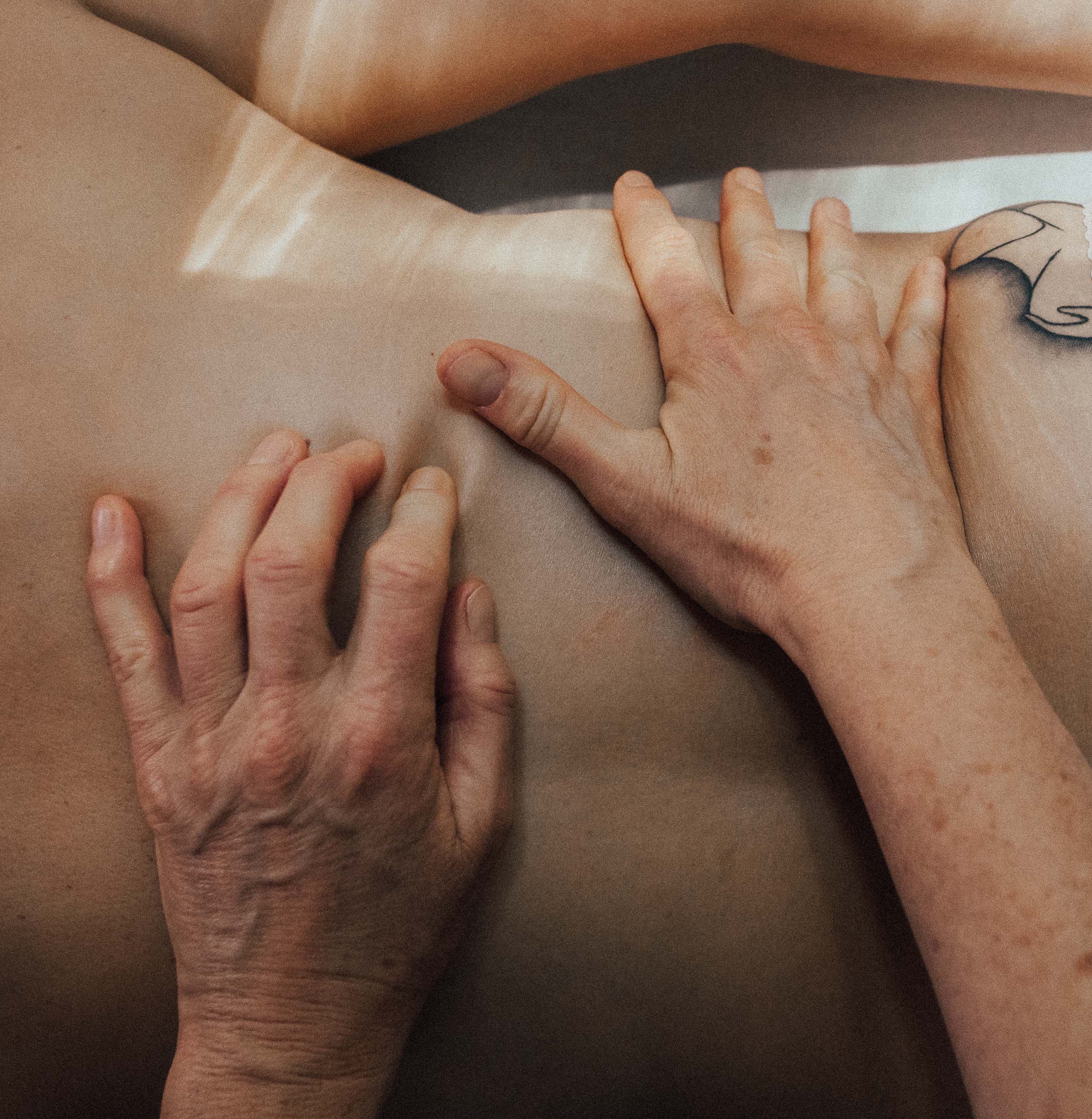 Behandlung, Kopf wird sanft gehalten.