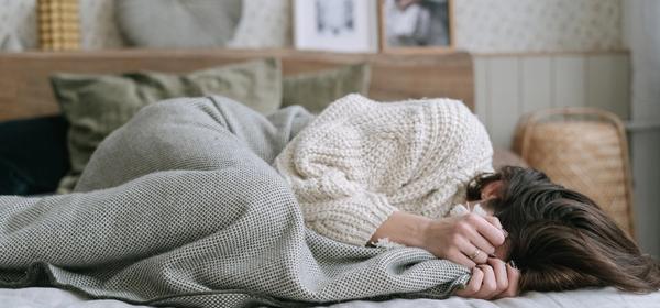 ragazza che soffre di insonnia pre ciclo