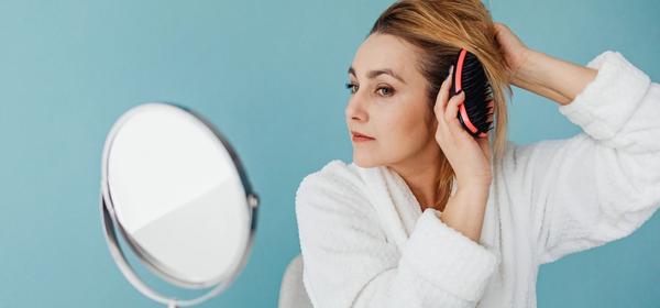 come infoltire i capelli in menopausa