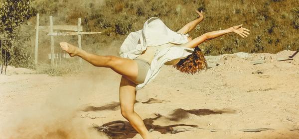 ragazza che danza piena di forze ed energia