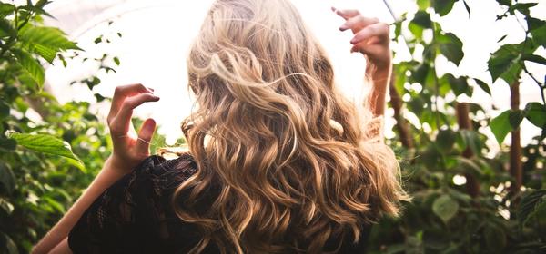 Capelli lunghi: come stimolarne la crescita