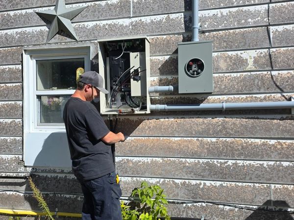 Electrical Repairs service by licensed electrician in Hamilton Ontario